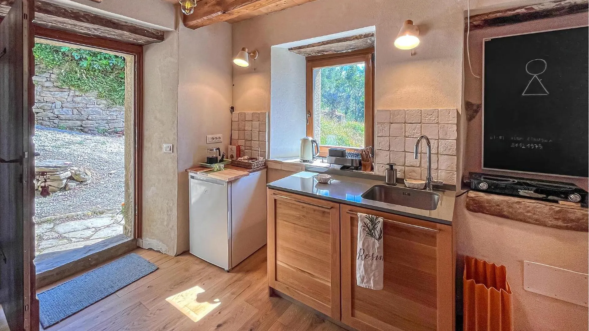 Stunning Home In San Pietro A Dame With Jacuzzi Poggioni 0*,