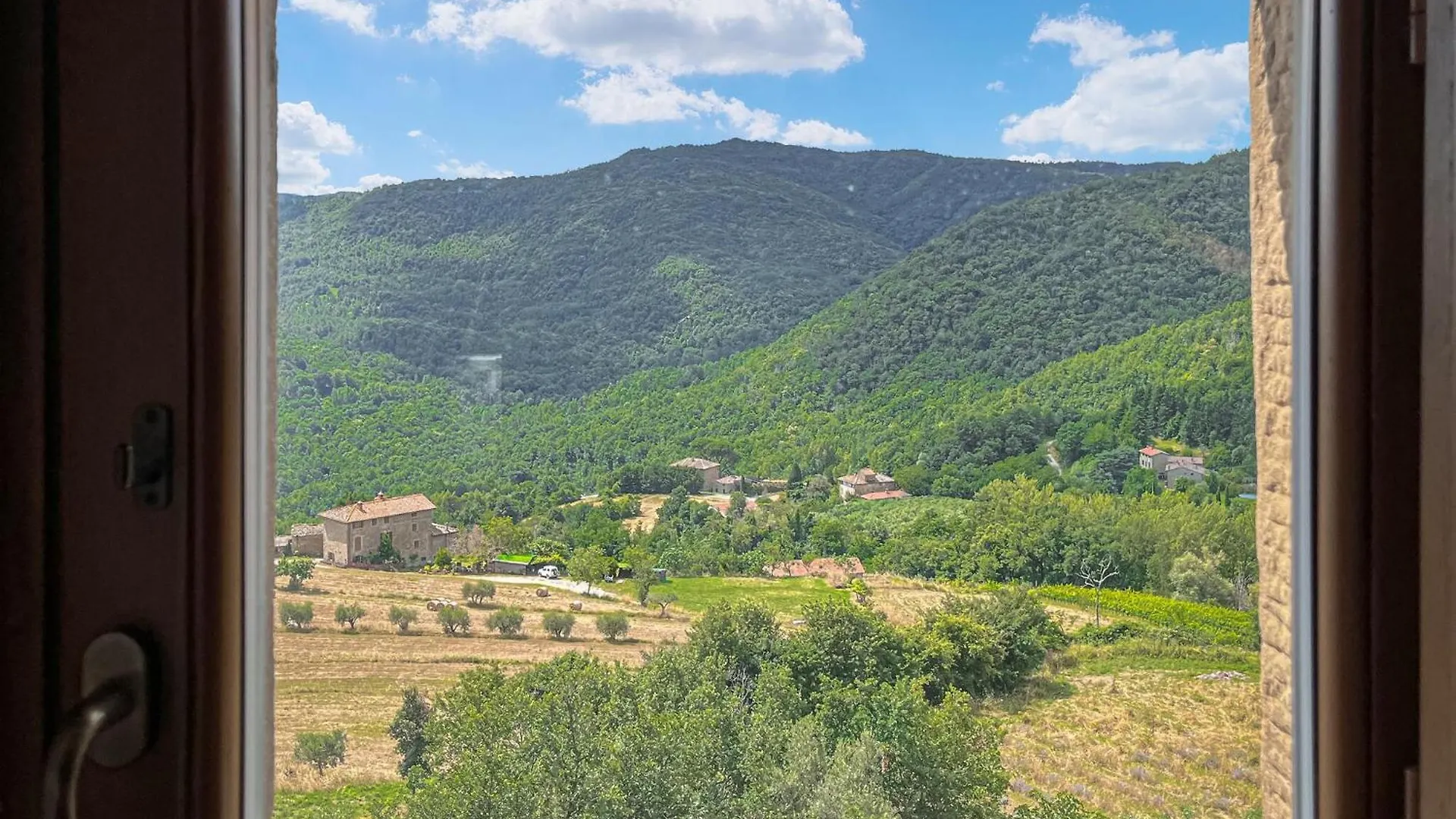 Stunning Home In San Pietro A Dame With Jacuzzi Poggioni